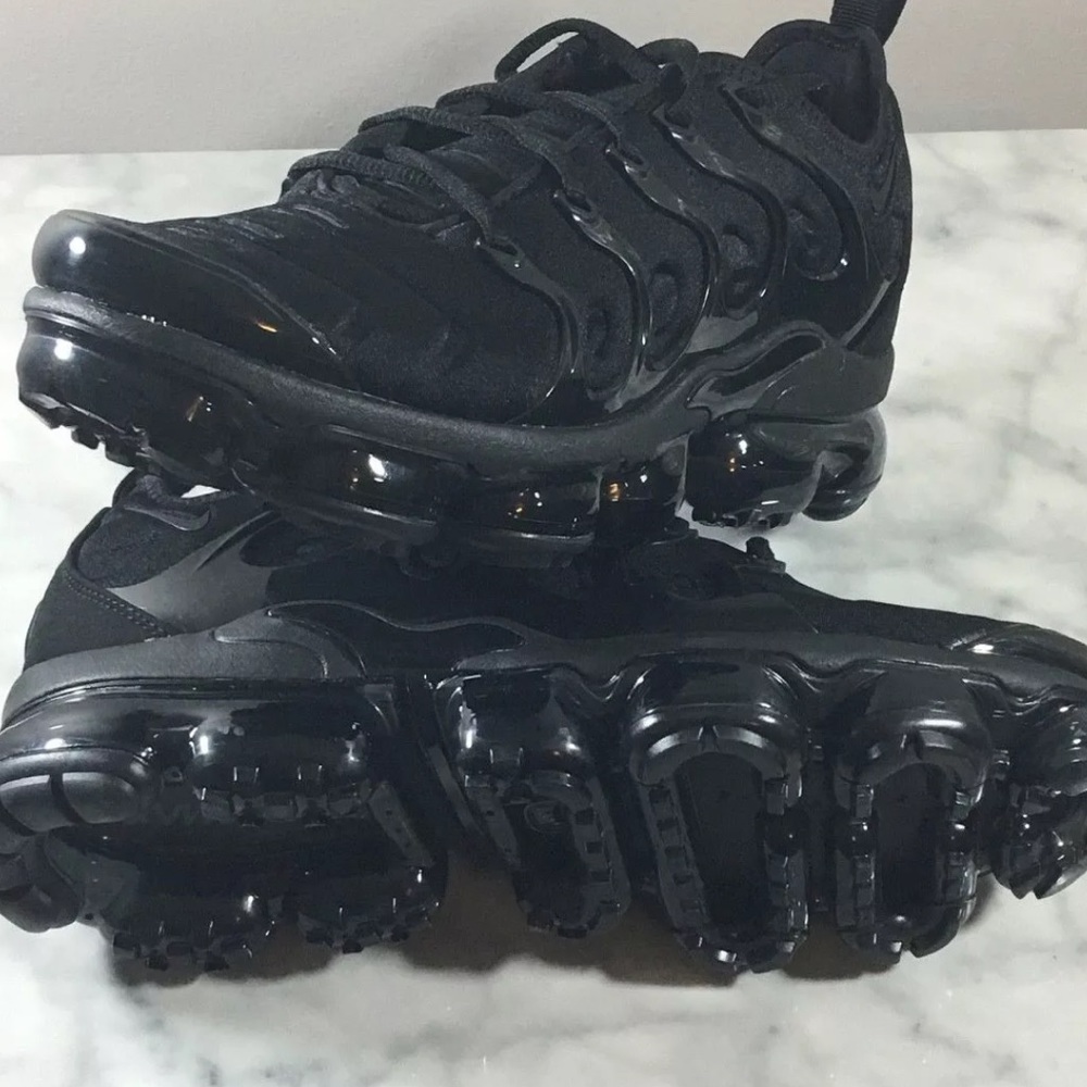 Nike vapormax plus “black out”